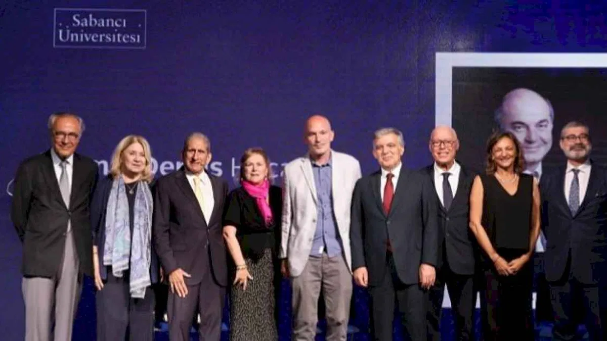Kemal Derviş vefatının birinci yılında Sabancı Üniversitesi'nin düzenlediği törenle anıldı