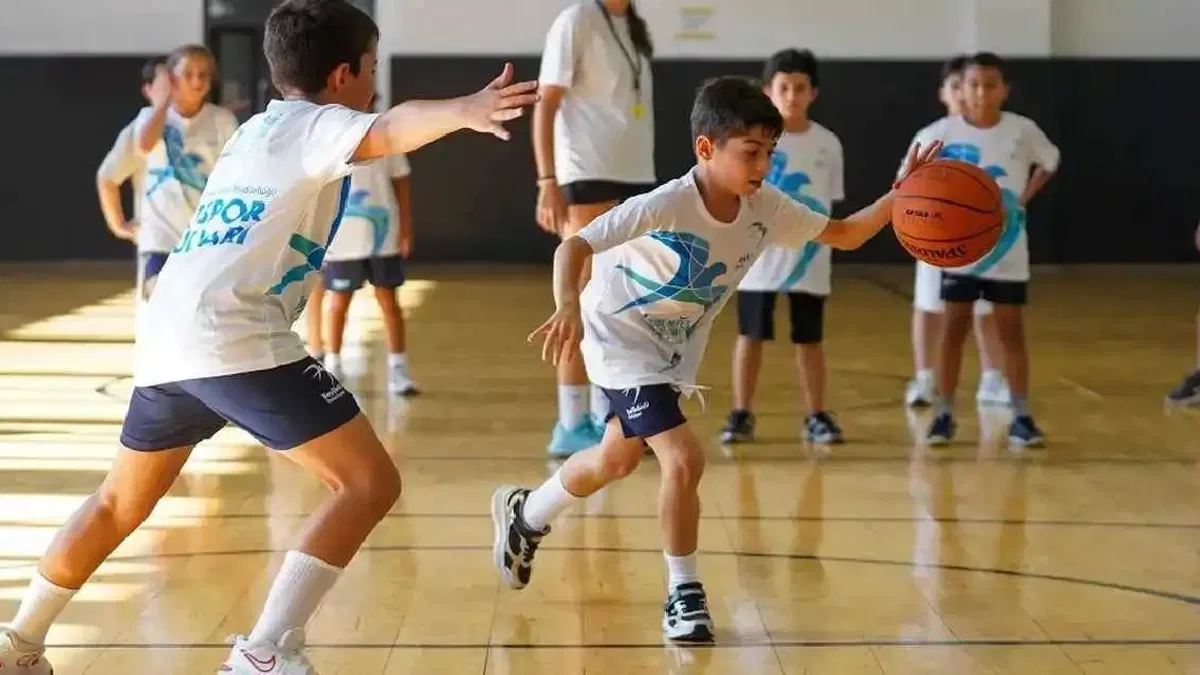 Beylikdüzü'nde öğrenciler yazı sporla geçiriyor