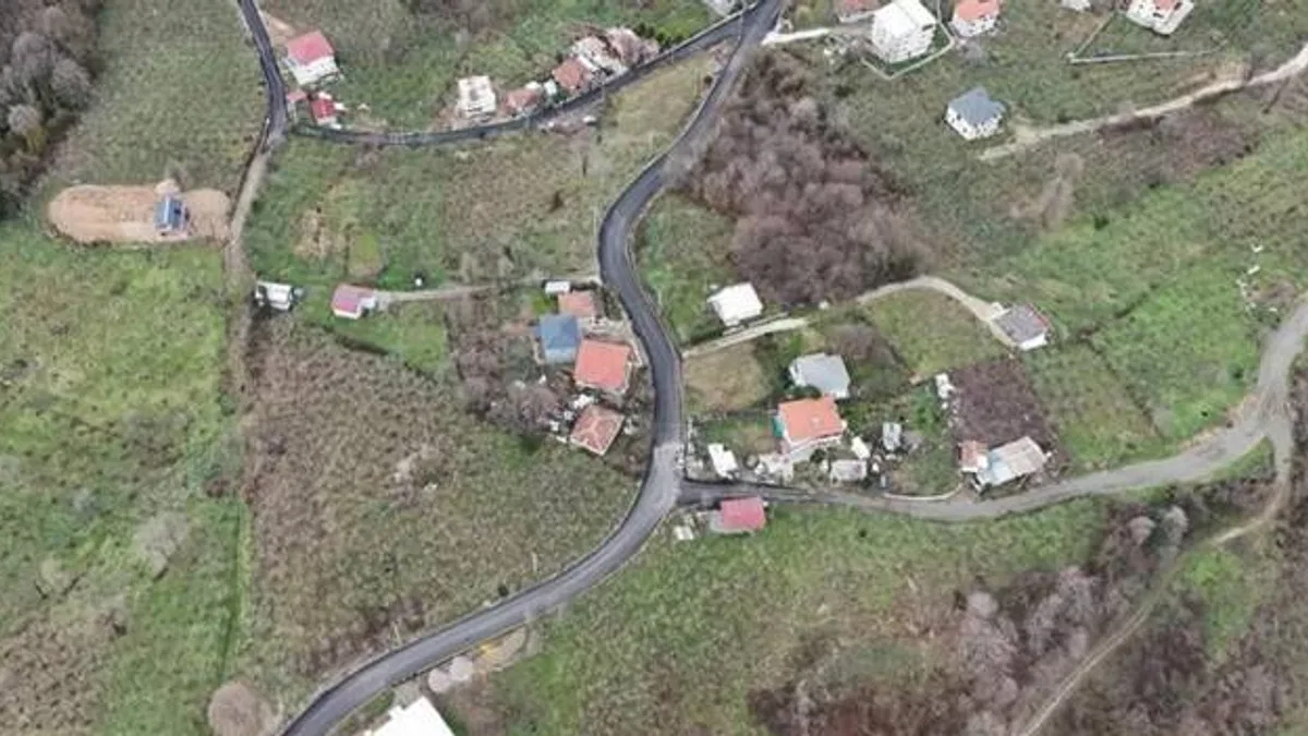 Sakarya'da mahallesi sakinlerinden asfalt teşekkürü
