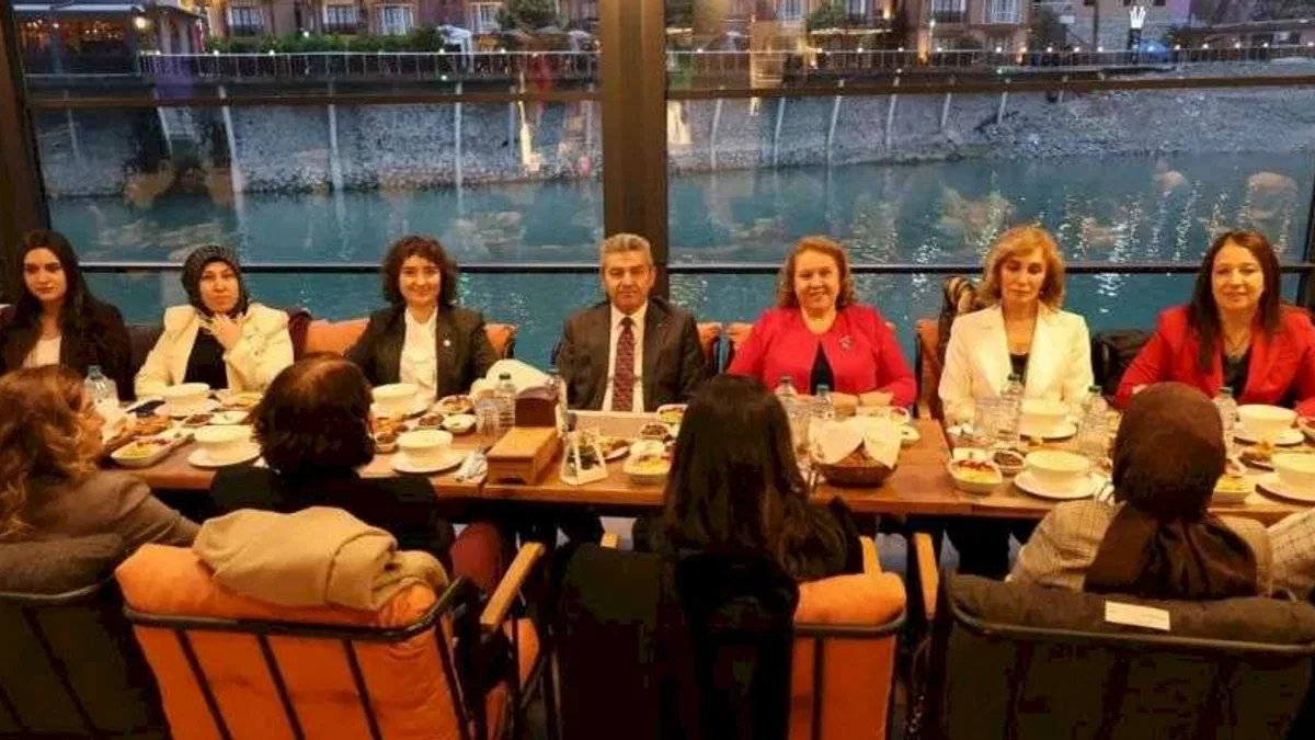 Artvin Valisi Ergün kadın personellerle iftarda buluştu