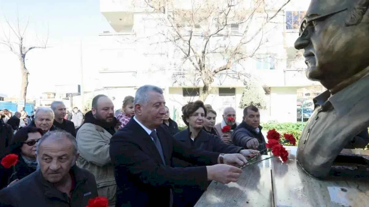 İzmir Güzelbahçe'de Uğur Mumcu büstü ve ismiyle yaşatılıyor