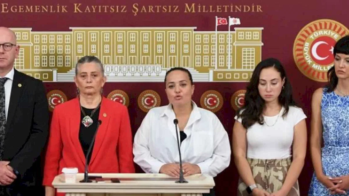 CHP'li Suiçmez baroların hayvan hakları merkez üyeleriyle seslendi