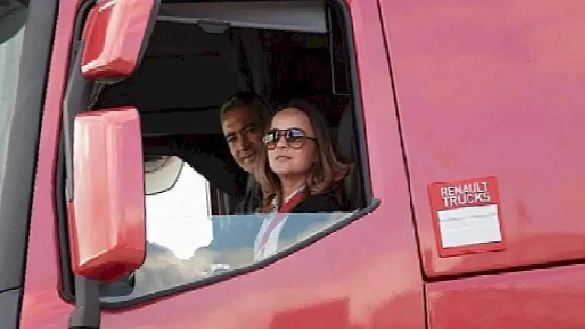 Yol açın...Renault Trucks direksiyonunda kadın sürücü var!