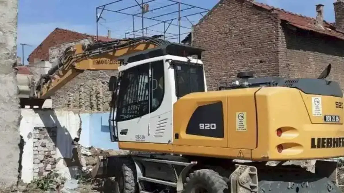 Osmangazi’de metruk bina mesaisi