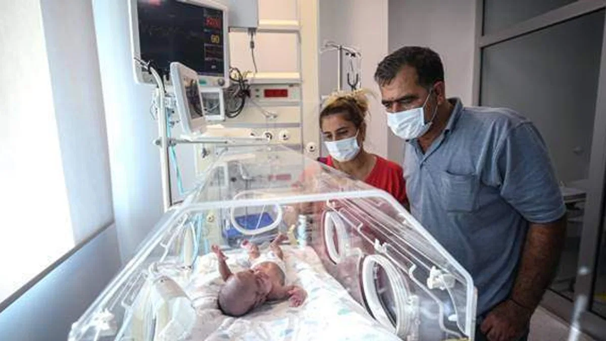 600 gramlık 'parmak bebek' yaşama tutundu