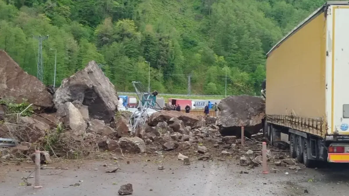 Artvin'de heyelan! Yabancı tır hasar aldı!