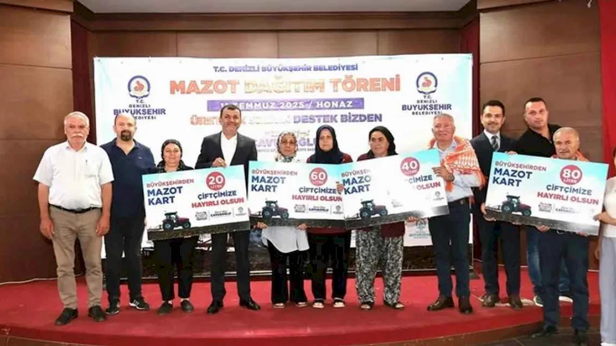 Denizlili çiftçinin ilk mazotu Başkan Çavuşoğlu'ndan