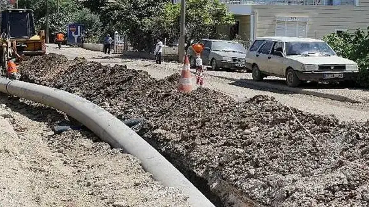 Finike merkezindeki eskiyen içme suyu boruları yenileniyor