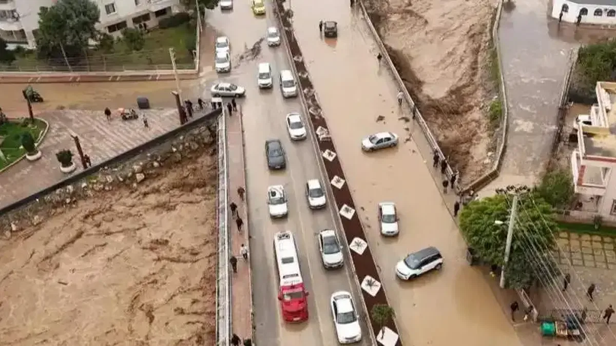 Mersin'de dere taştı, birçok araç zarar gördü