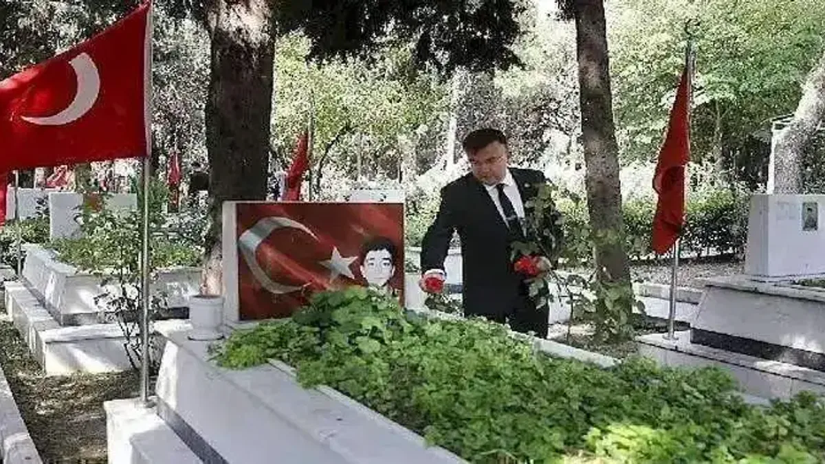 DEÜ Rektör Yardımcısı Prof. Dr. Tanarslan: Demokrasi Şehitlerimizi Rahmetle Anıyoruz