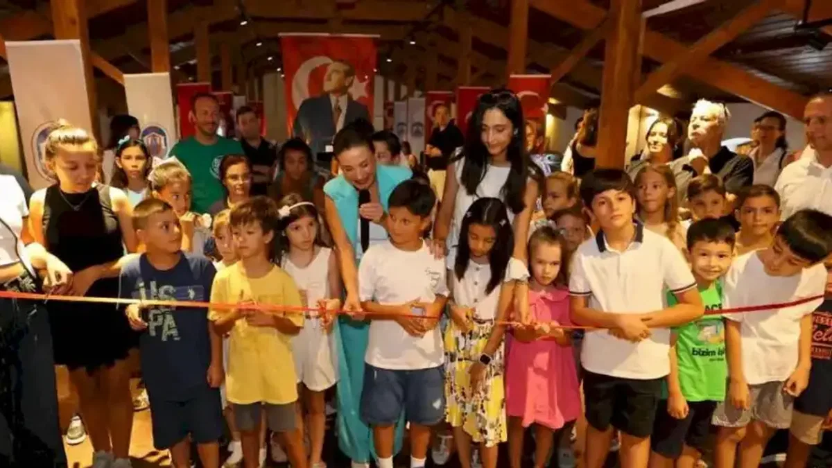 Efes Selçuk’ta barışın renkleri çocukların ellerinden yükseldi