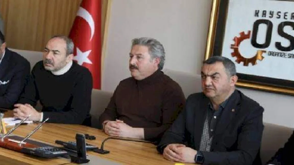 Kayseri Deprem Koordinasyon Merkezi'ne yardımlar sürüyor
