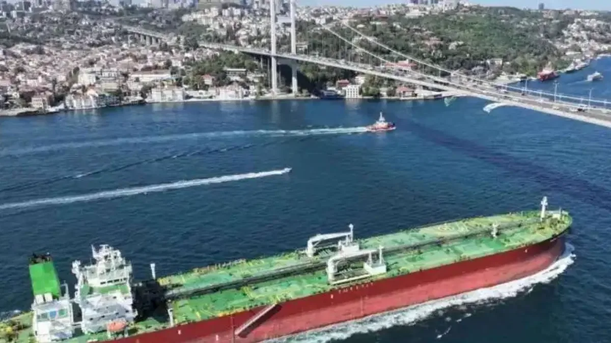 Türk boğazlarında hareketlilik... 20 yılda 2 milyona yakın gemi geçti