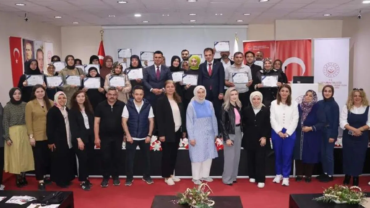 Erzurum’da “Benim Köklü Ailem” projesinde sertifika sevinci