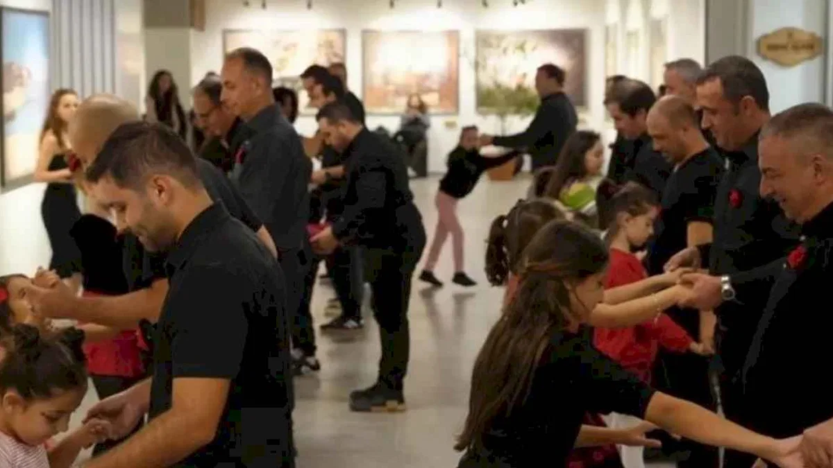 Eskişehir’de ilk dans! Kız çocukları babalarıyla dans etti