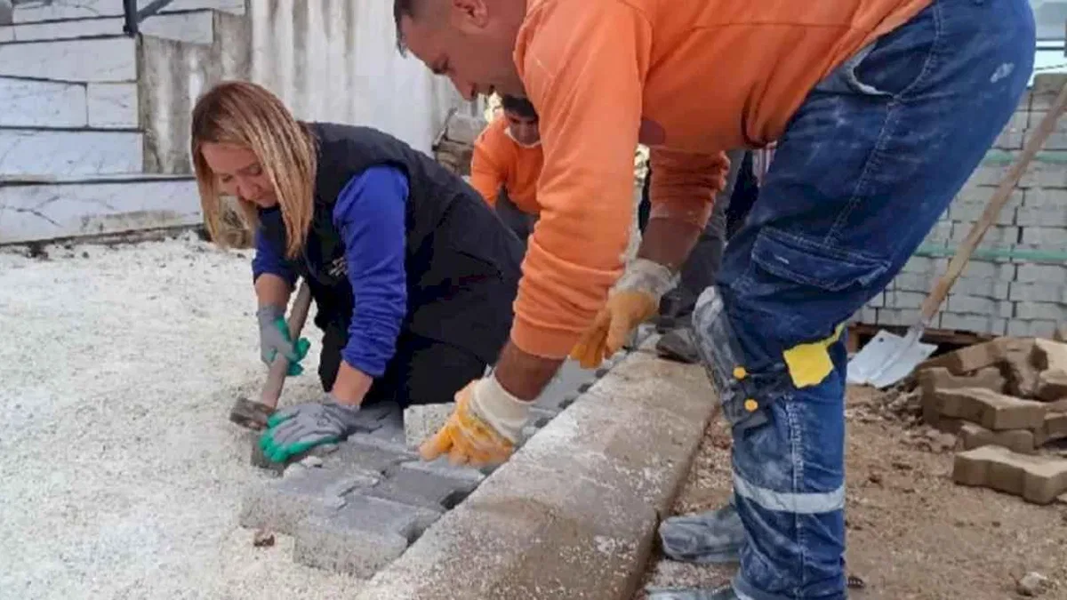 Kadın Başkan kaldırım taşlarını döşedi