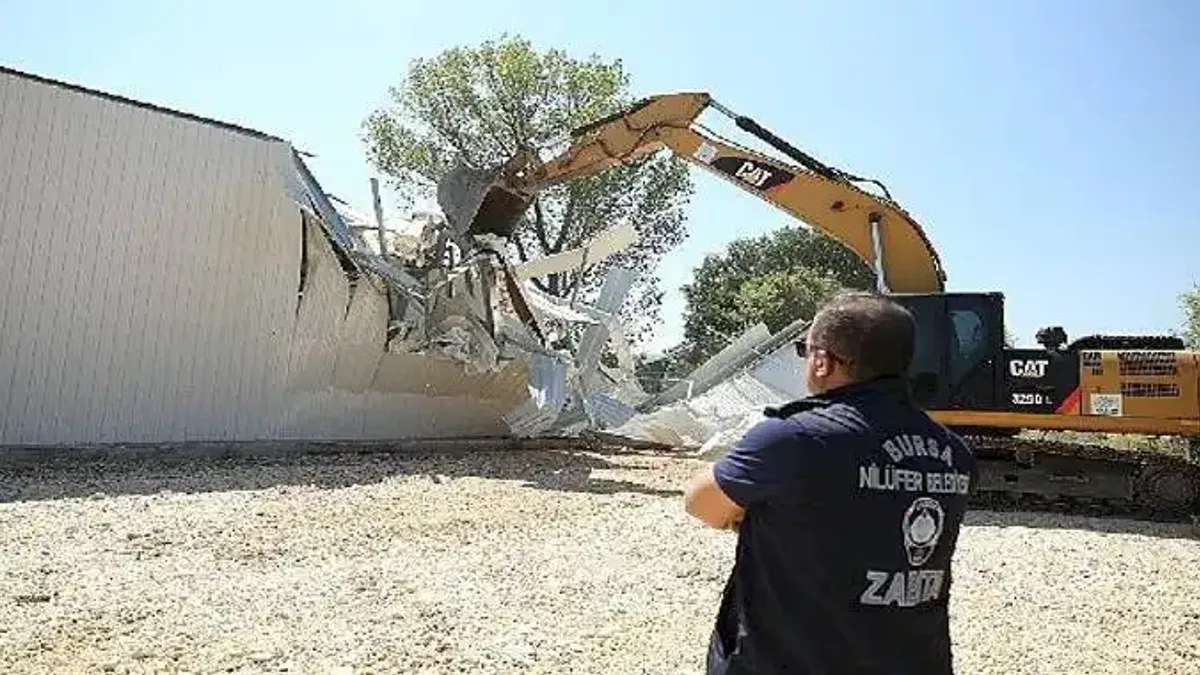Nilüfer'de iki kaçak yapı daha yıkıldı