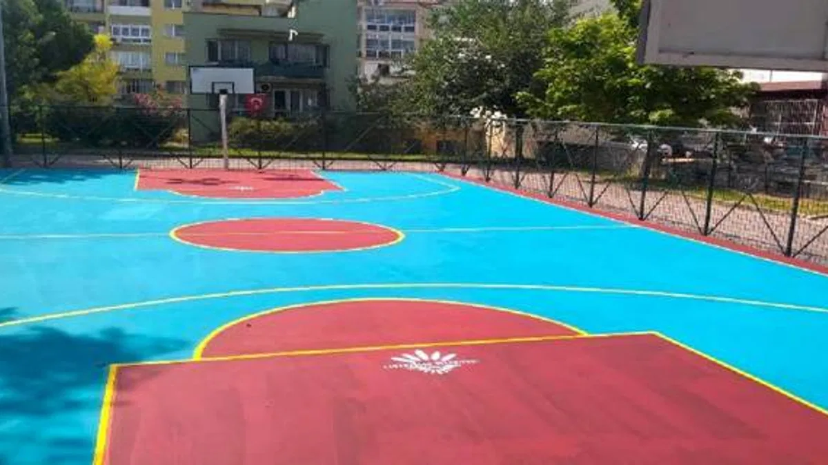 Karabağlar’ın parkları renkleniyor
