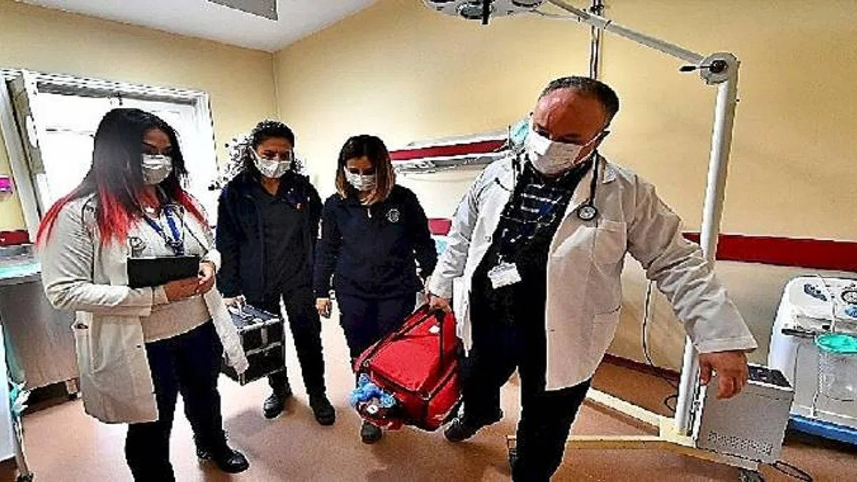 Eşrefpaşa Hastanesi'nin evde bakım ekipleri 18 bin kişiye derman oldu