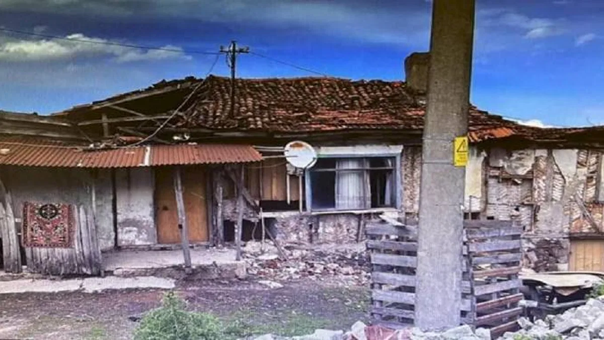 Gölcük'te riskli yapılar birer birer yıkılıyor