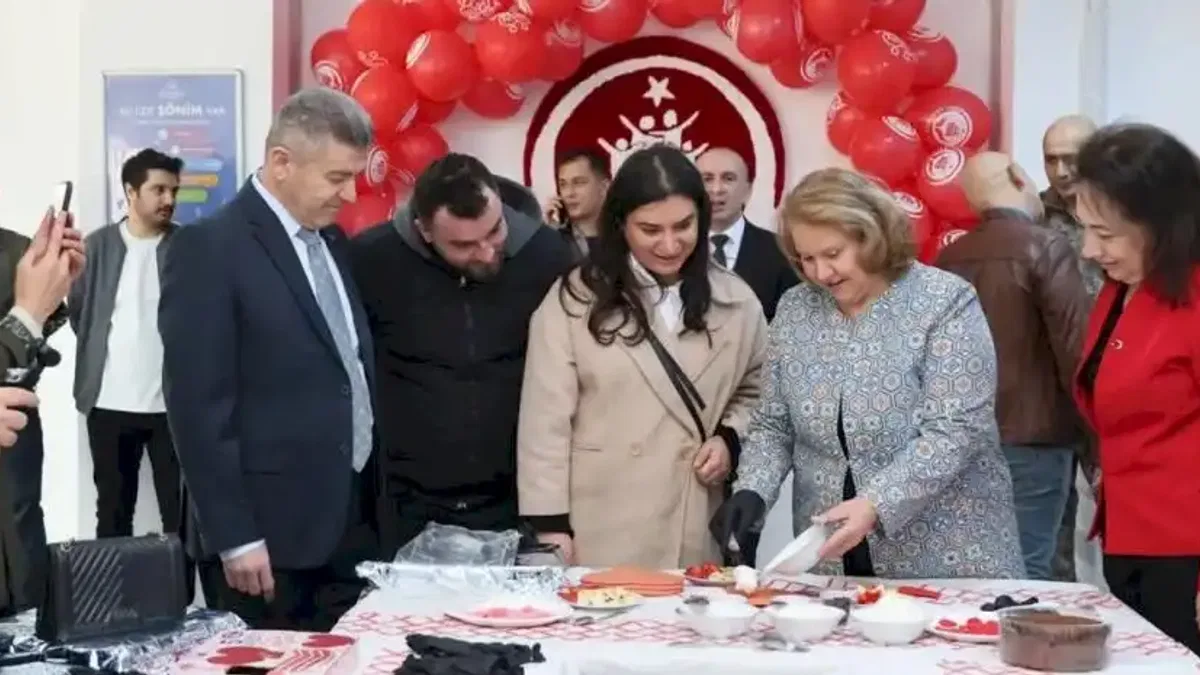 Artvin'de yeni evlenen ve evlilik aşamasındaki çiftlere 'aile' anlatıldı