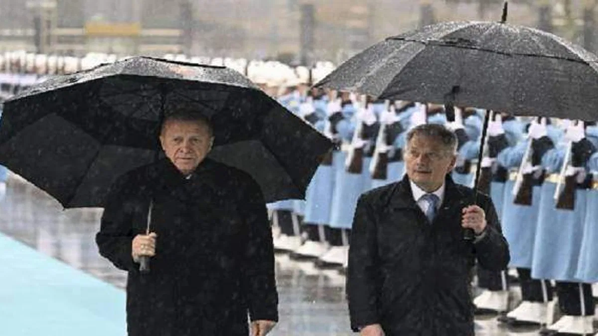 Niinistö'ye yağmur altında karşılama