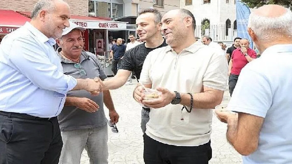 Canik Belediye Başkanı İbrahim Sandıkçı, vatandaşlara aşure ikram etti.