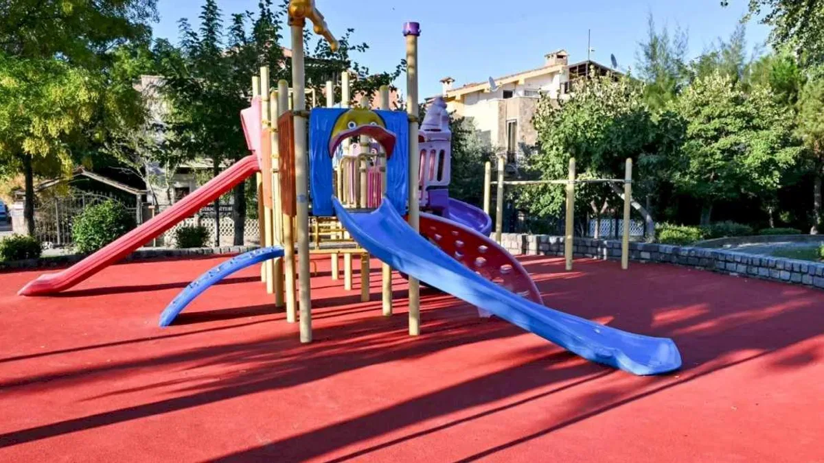 Manisa'da park ve oyun alanlarına güvenli kauçuk zemin
