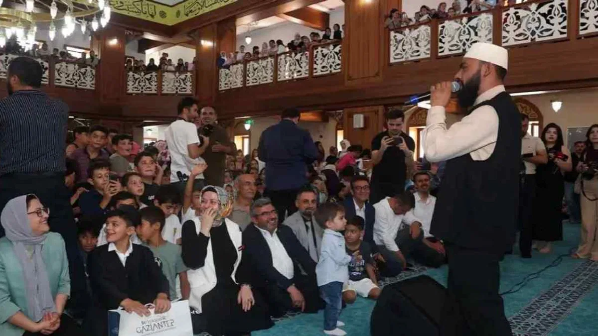 Gaziantep'te Celal Karatüre ilahileri çocuklarla söyledi