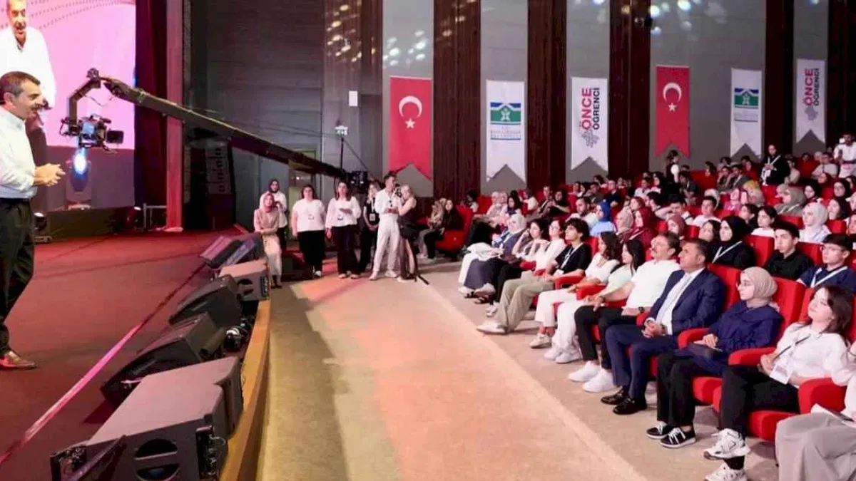 Bakan Tekin, tercih yapacak gençlerle buluştu