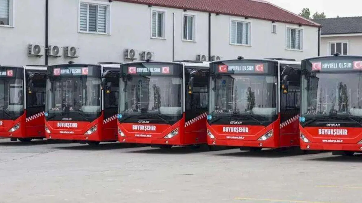 Sakarya Büyükşehir’in metrobüs filosuna 5 araç daha dahil oldu