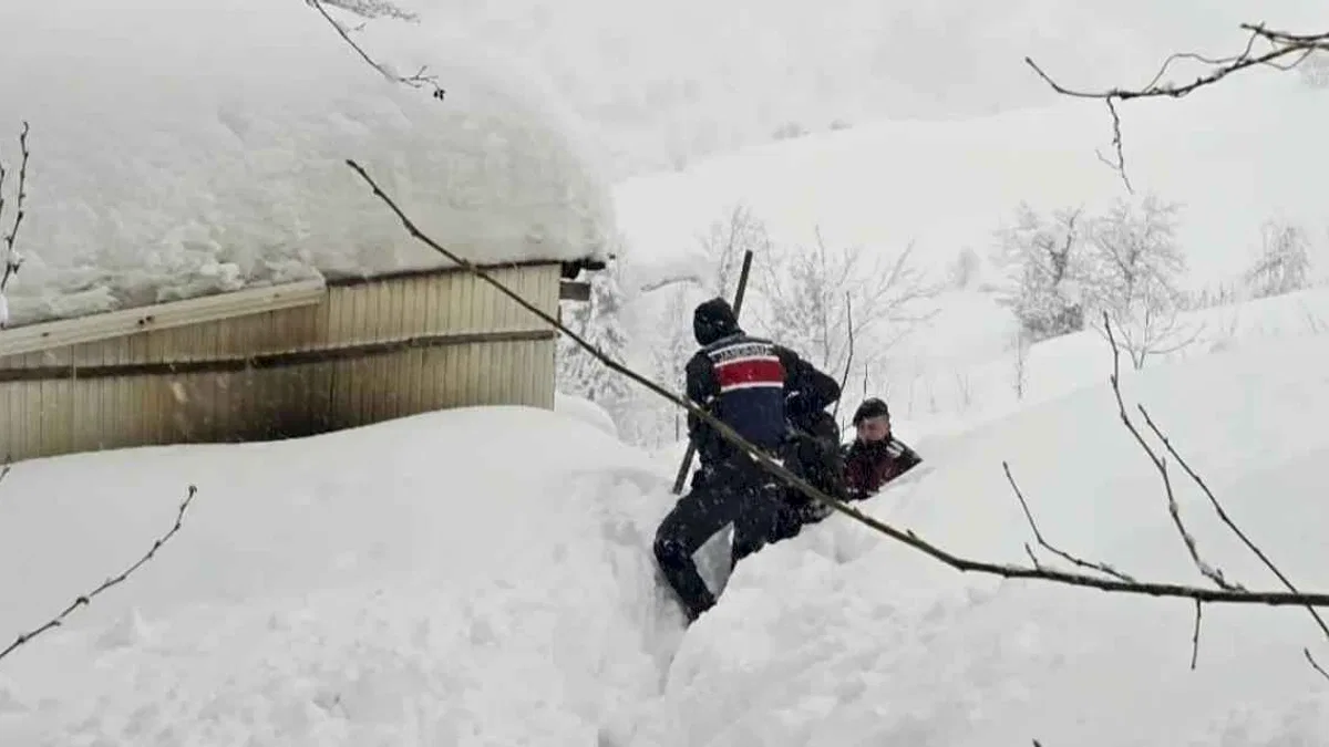 Artvin’de karda evinde mahsur kalan kişi kurtarıldı