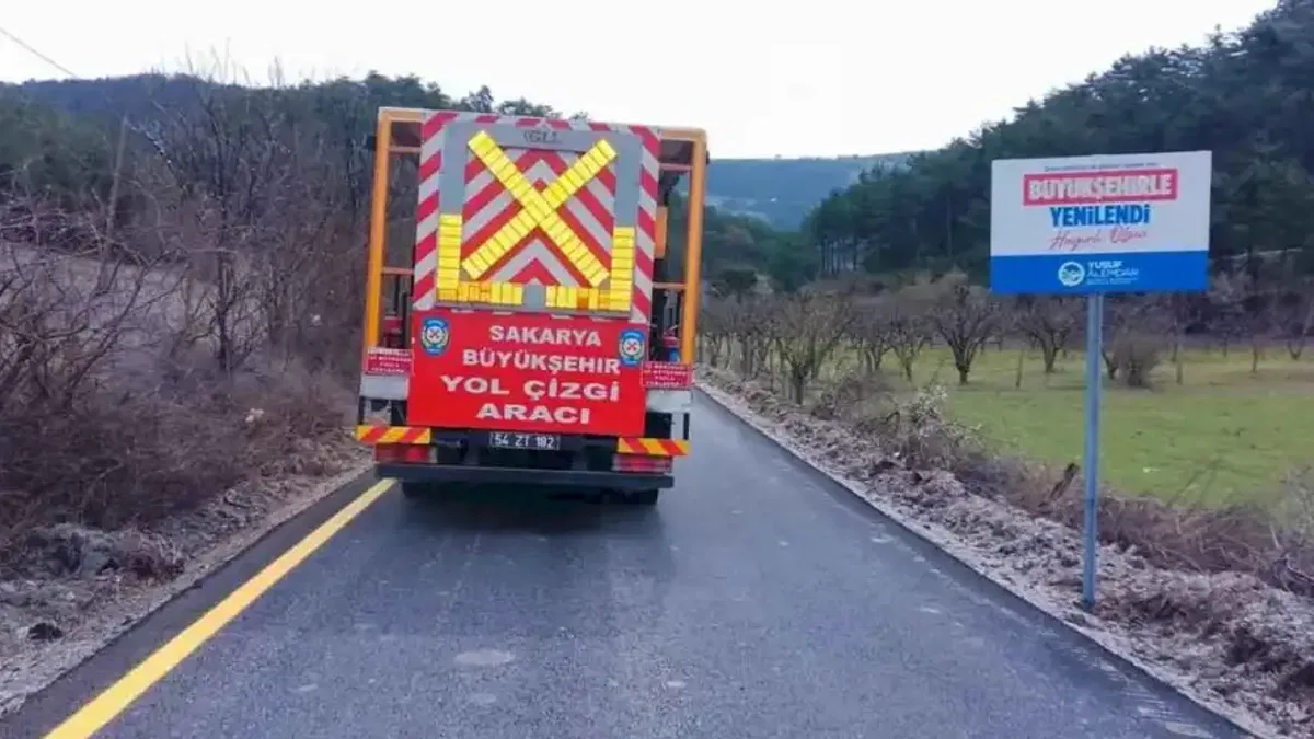 Sakarya Büyükşehir'den kırsal yollarda çizgi mesaisi