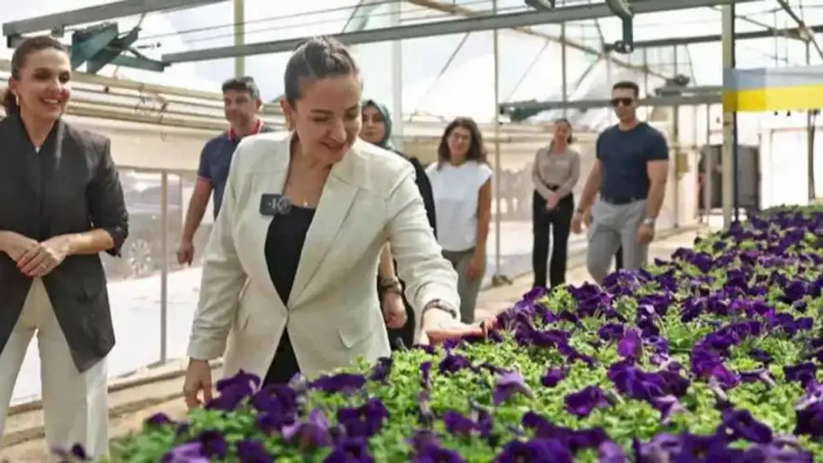Büşra Özdemir Hurma Bitki Üretim Tesisi'ni inceledi
