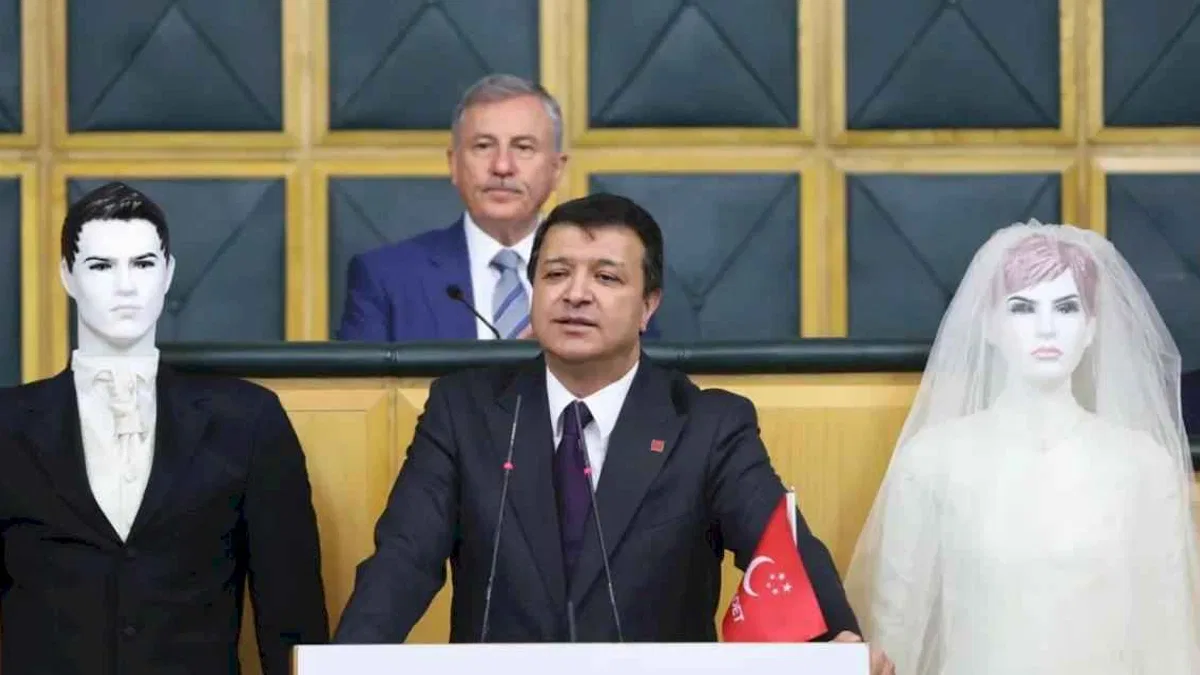 TBMM'de SP'li Arıkan'dan dikkat çeken sunum! Kürsüye cansız mankenlerle çıktı