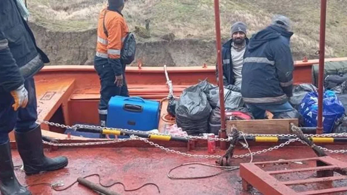 Karadeniz’de karaya oturan Türk gemisinin mürettebatı tahliye edildi