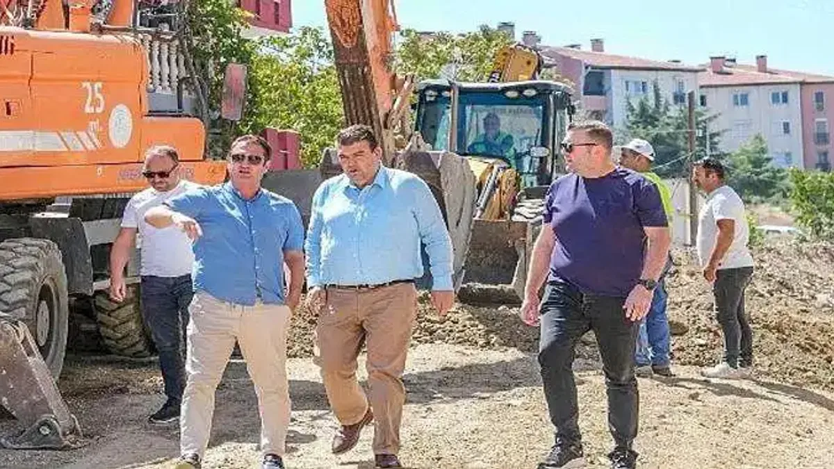 Son 1 yılda 150 bin metrekare kilit parke taşı serildi, 5 bin ton asfalt döküldü