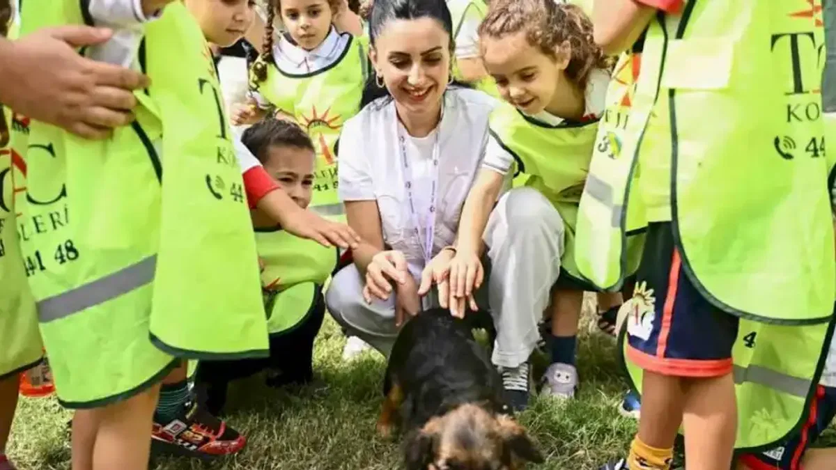 Çocuklar patili dostlarıyla buluştu