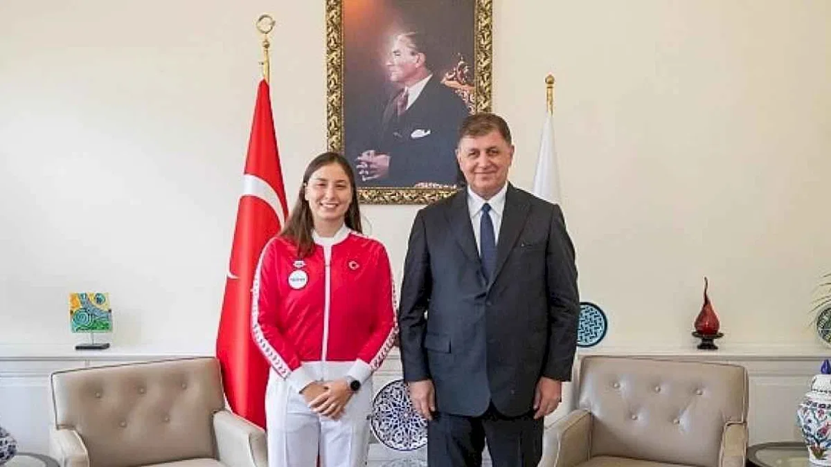İlklere imza atan İzmirli yüzücü Başkan Tugay'la buluştu