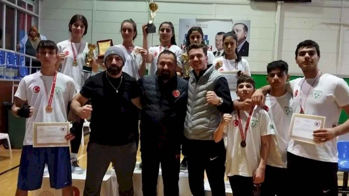 Manisalı sporcular 8 madalya ile Manisa'ya döndü