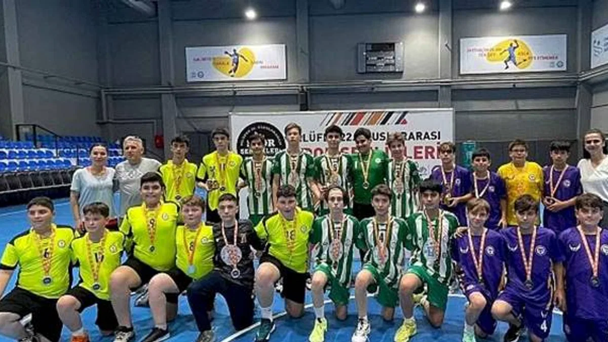 Hentbol ve masa tenisinde kazananlar kupa ve madalyalarını aldı