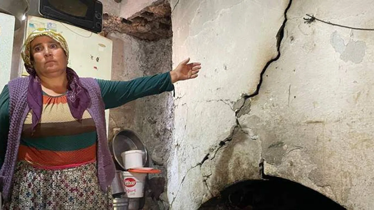 Osmaniye'deki depremde evi hasar gören aile yaşadıklarını anlattı