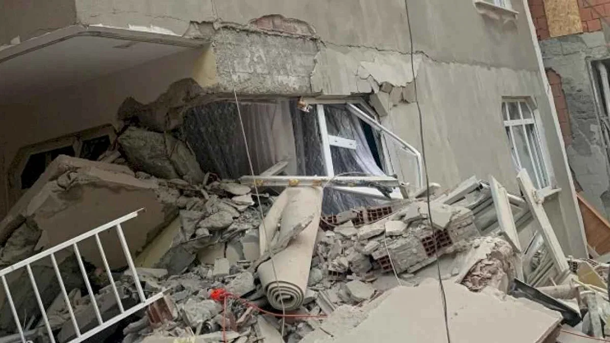 İBB ekipleri çöken binadaki çalışmalarını tamamladı