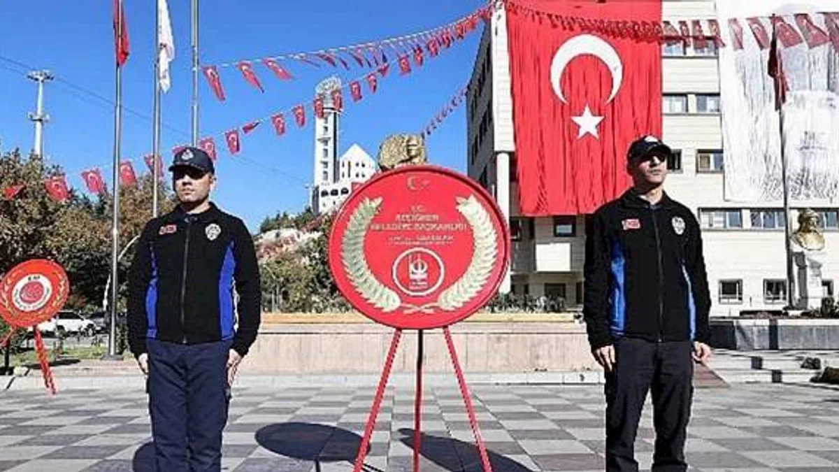 Cumhuriyet Bayramı kutlamaları çelenk sunma ile başladı