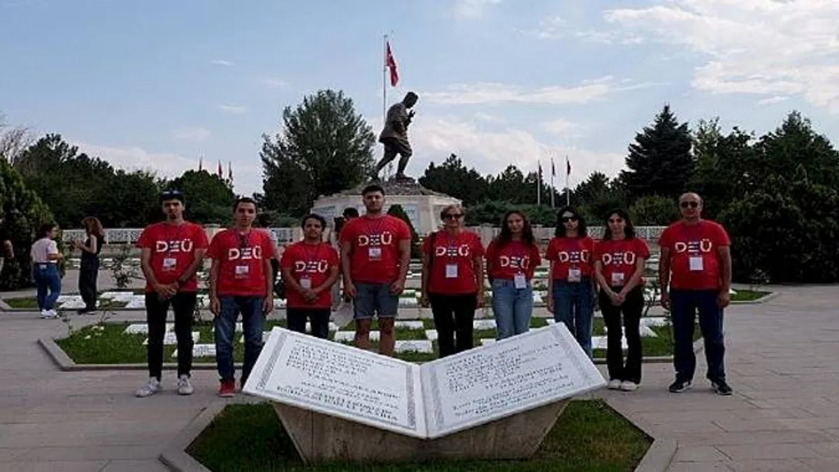 DEÜ Zafer Yürüyüşü için Afyon Kocatepe'de