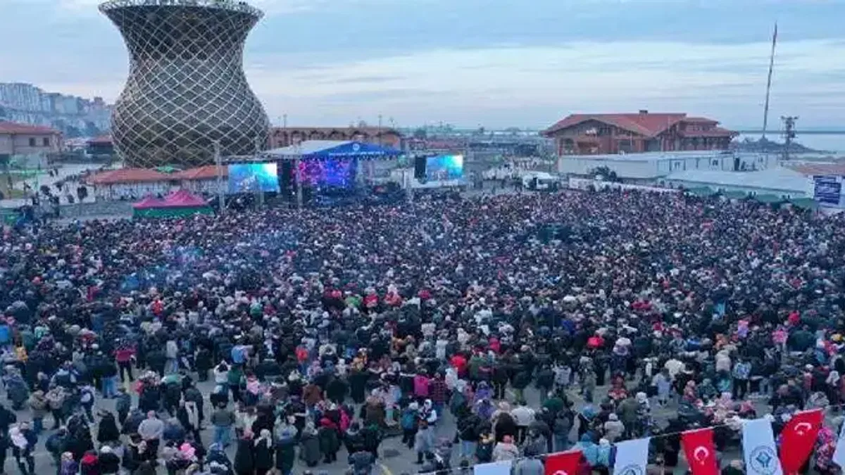 9 mangal standında 2,5 ton hamsi pişirildi