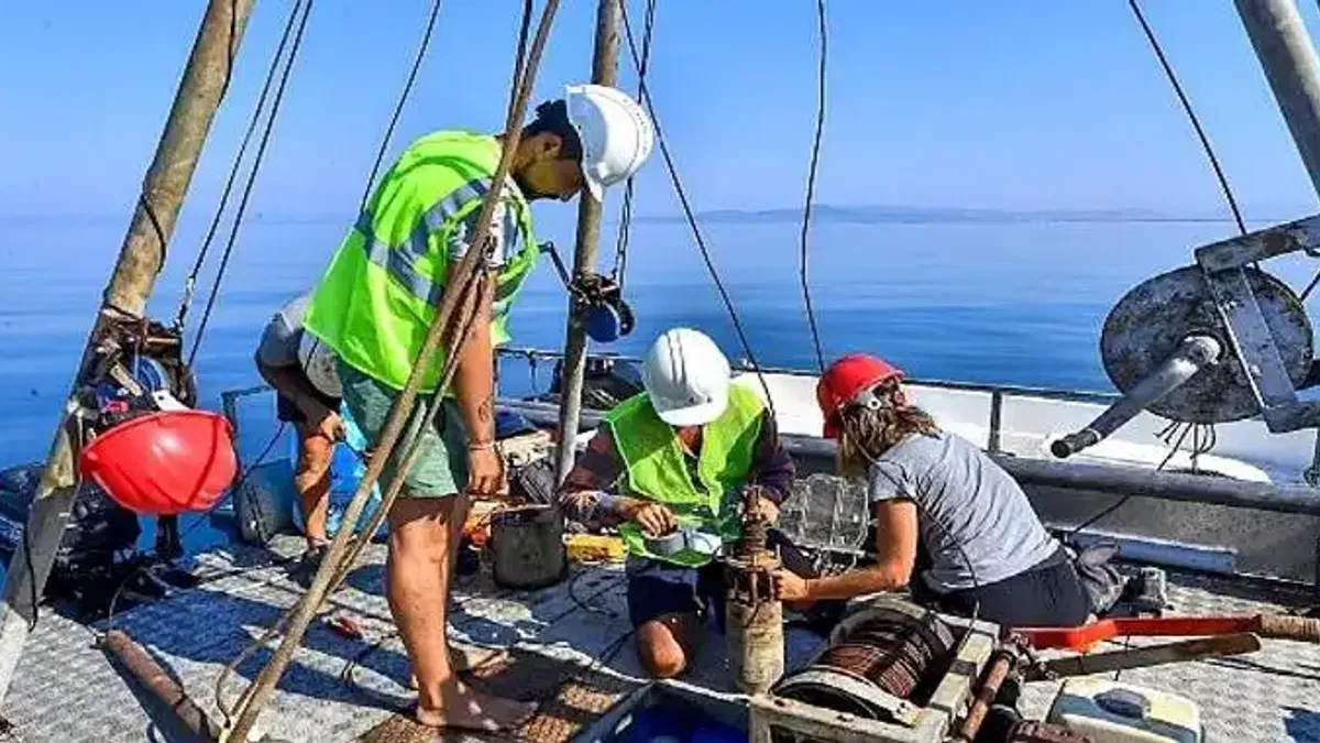 İzmir Körfezi'nin 30 farklı noktasından karot örneği alındı