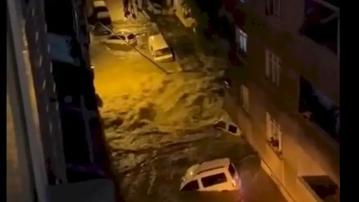 İstanbul'u sağanak vurdu: 2 ölü!