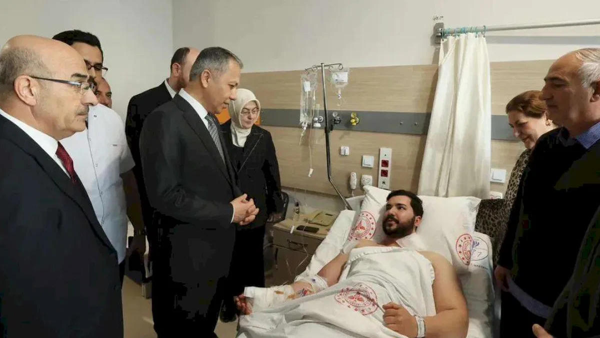 Bakan Yerlikaya’dan Yalova’daki yaralı polislere ziyaret