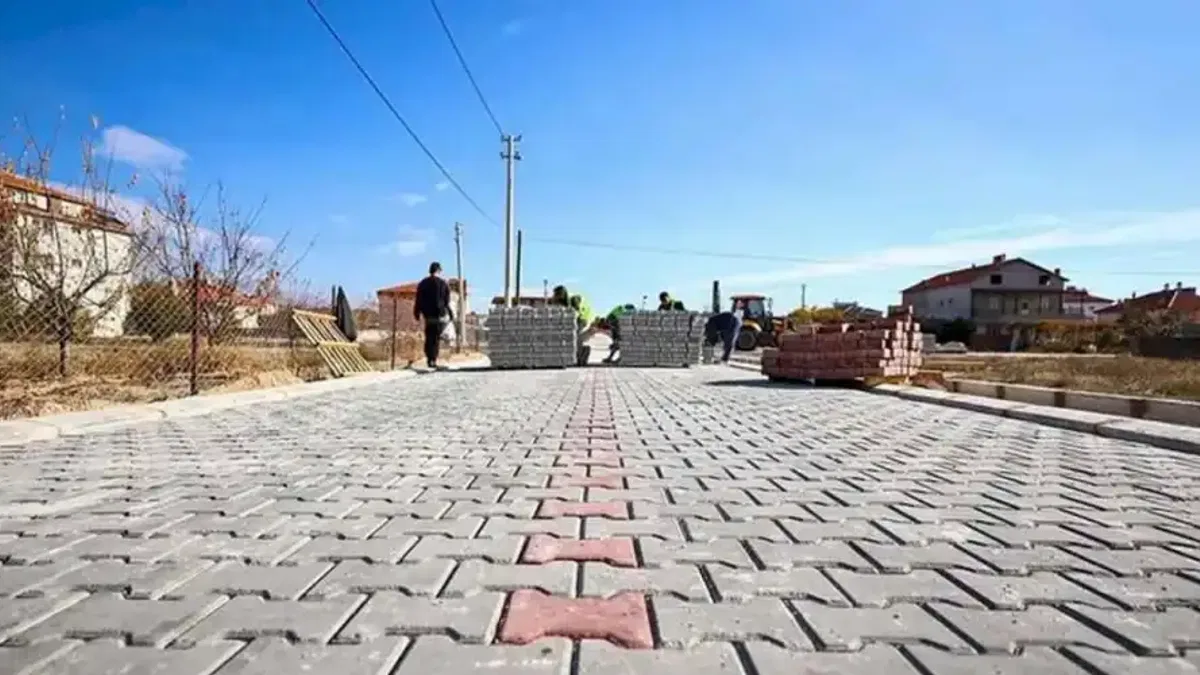 Denizli Büyükşehir’den Çivril’e 100 bin metrekarelik kilit parke yatırımı